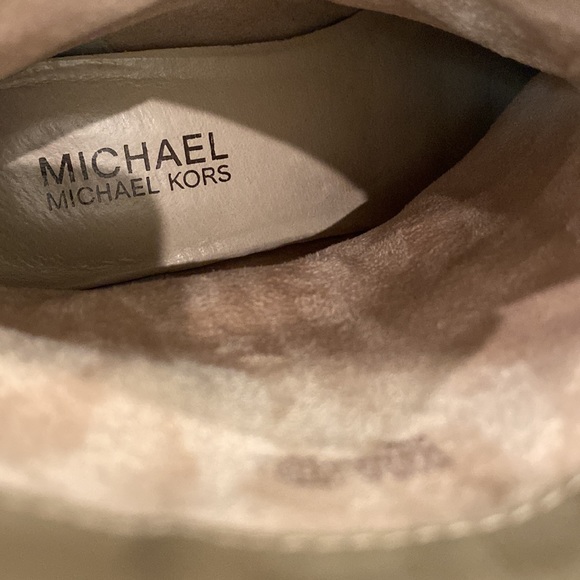 Michael Kors Billy Studded Fringe Suede Ankle Boots Tan Gold Western Size 6.5 - Picture 16 of 16